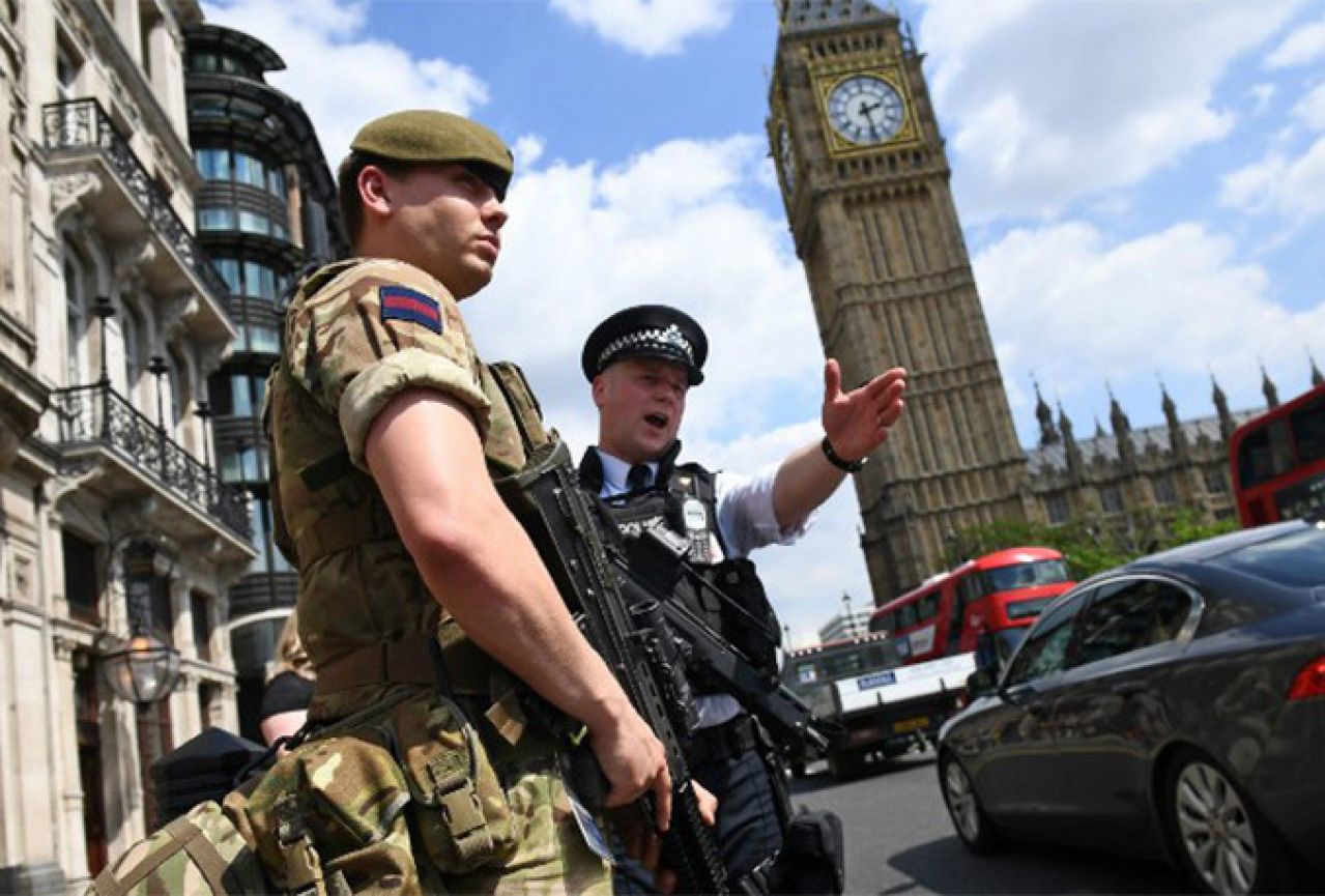 Četvorica pripadnika britanske vojske uhićena zbog terorizma