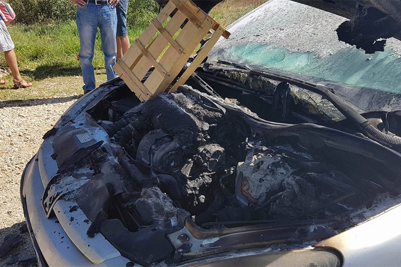 Mostar: Automobil se zapalio u vožnji