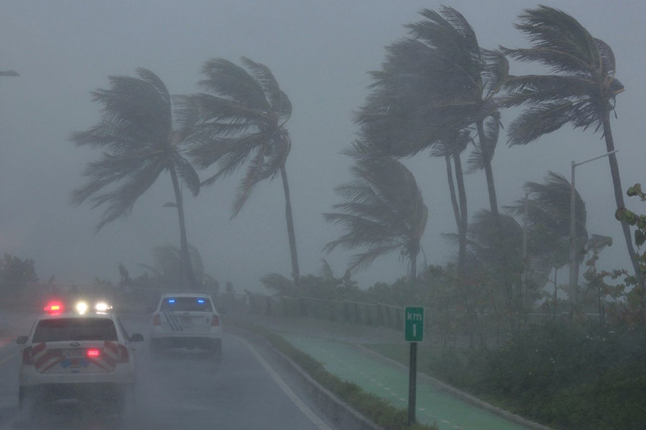 Monstrumski uragan ostavlja mrtve iza sebe, brzina vjetra preko 360 km/h