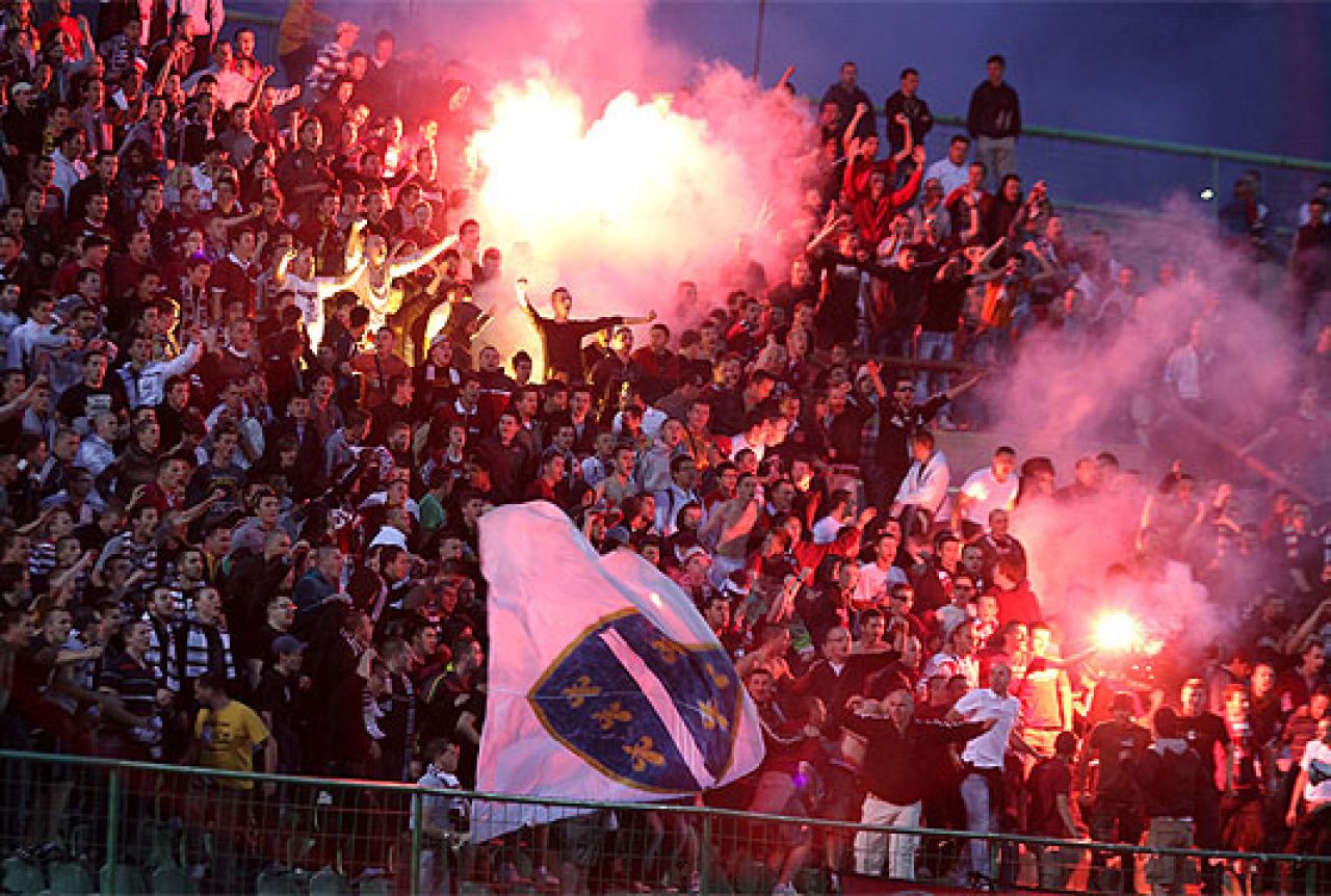 Zbog utrčavanja ''Hordi zla'' u teren prekinuta utakmica između Sarajeva i Borca