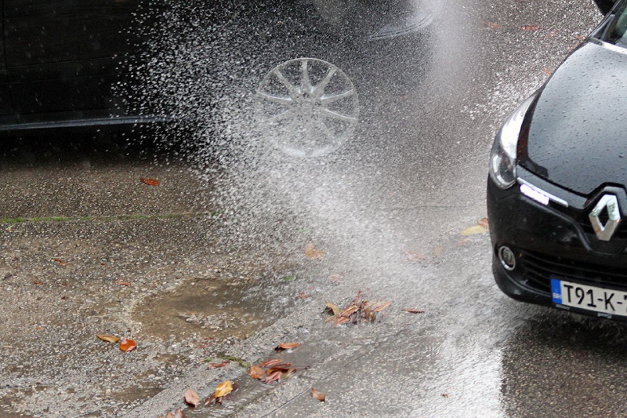 Vozači se mole za oprezniju vožnju: U Hercegovini kolnici mokri i skliski