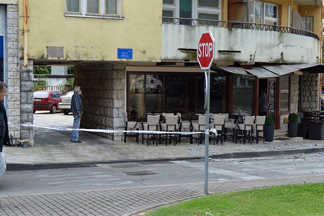 Ljubuški: Dio fasade se obrušio na terasu kafića, oštećen automobil