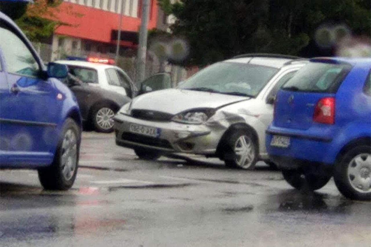 Mostar: Sudar dvaju automobila, nastala veća materijalna šteta