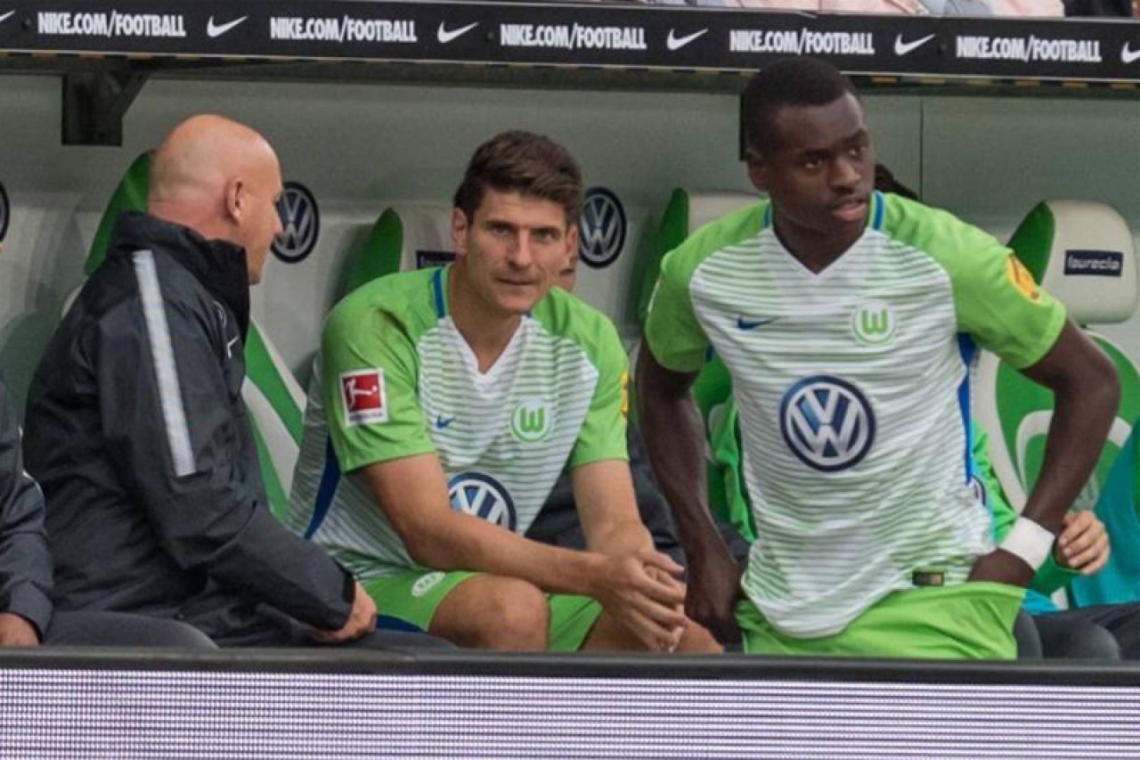 Nogometaš Wolfsburga Dimata pošao na teren bez sportskih hlačica