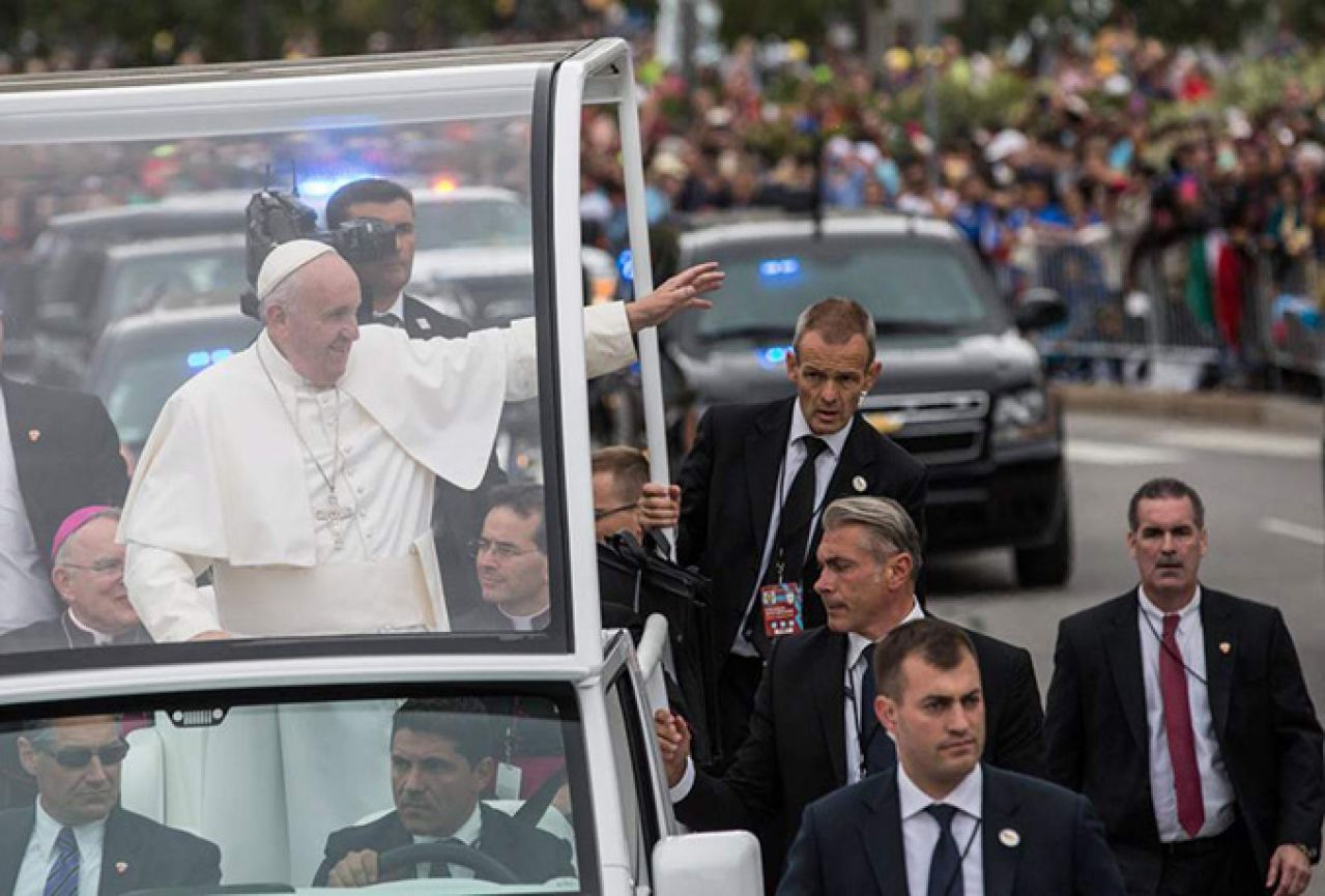 VIDEO | Papa posrnuo i zadobio lakše ozljede 