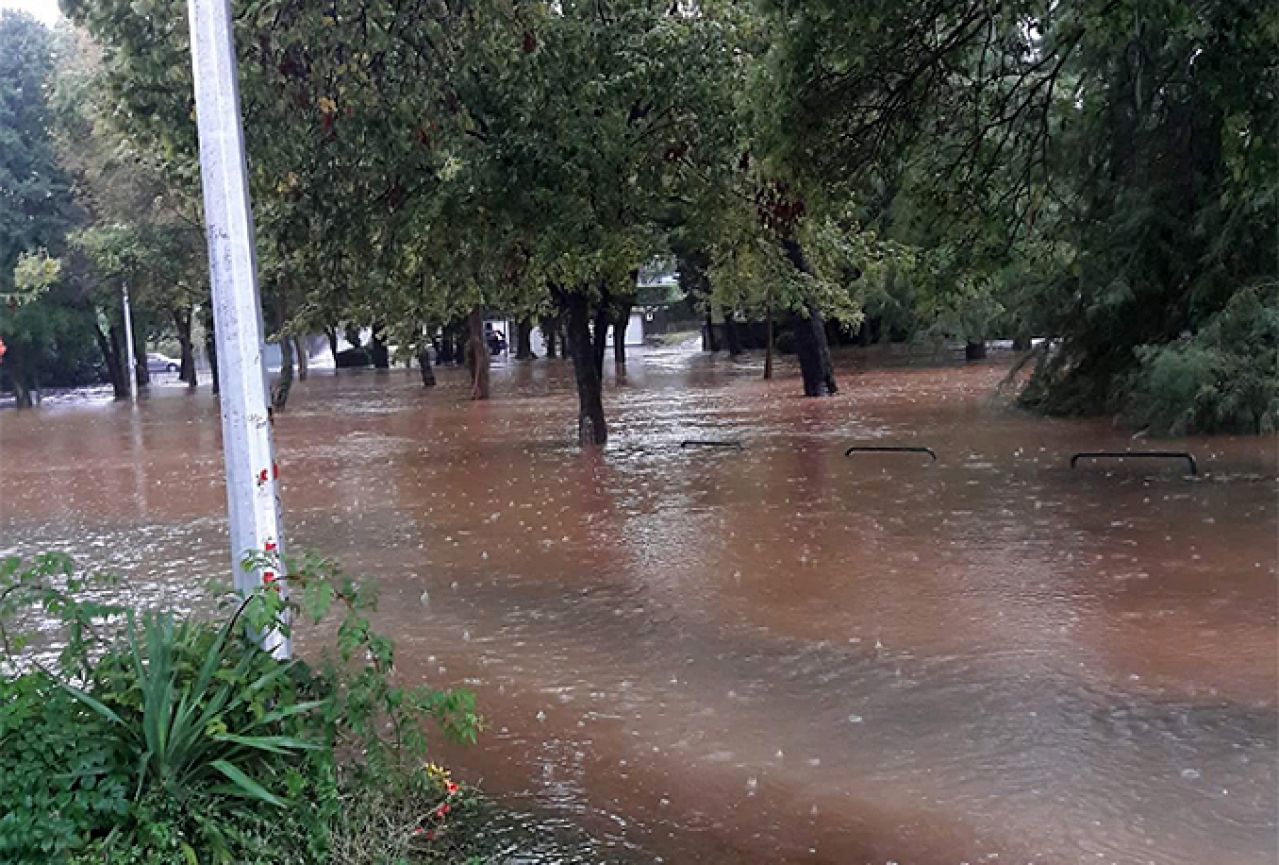 VIDEO | Zadar pod vodom: Dijelovi grada bez struje, škole otkazale nastavu