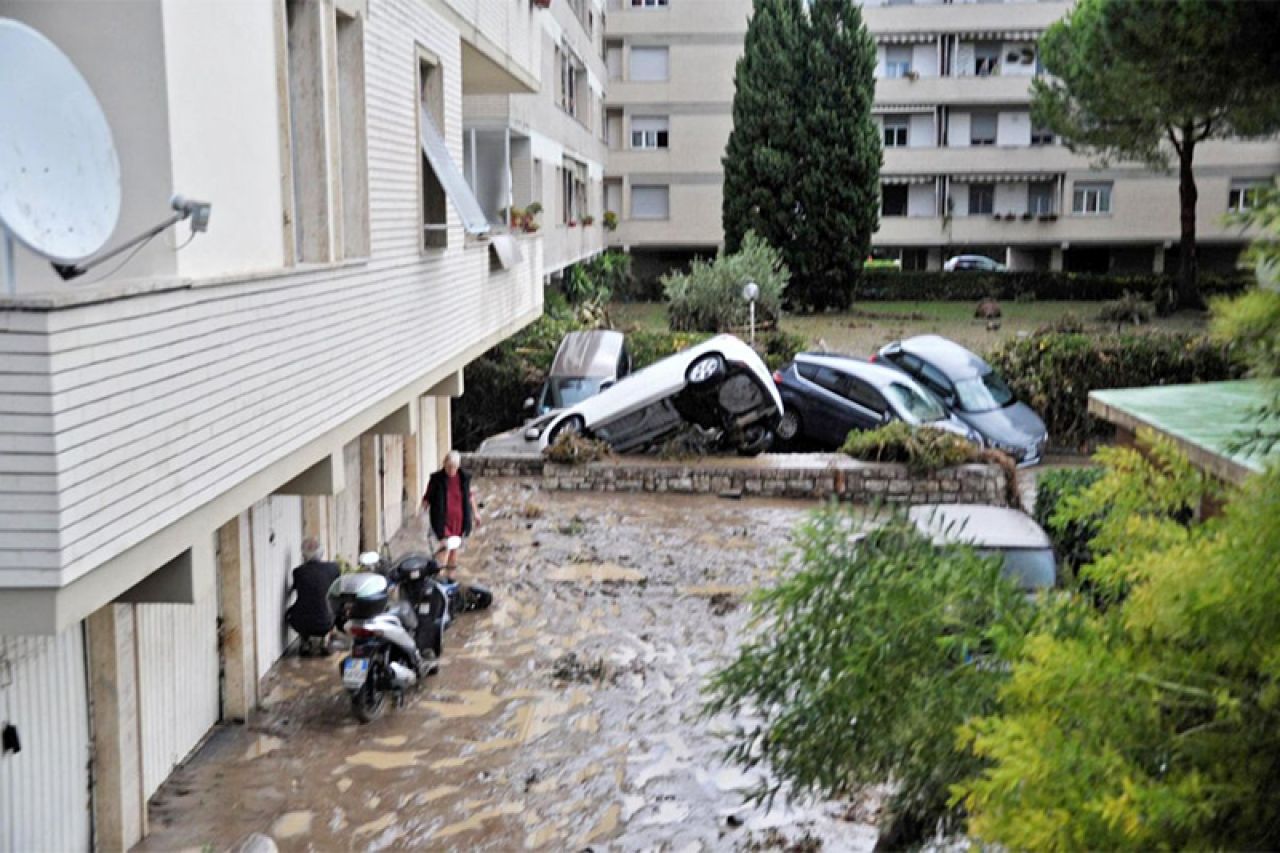 Najmanje osam mrtvih u ogromnim poplavama u Toskani