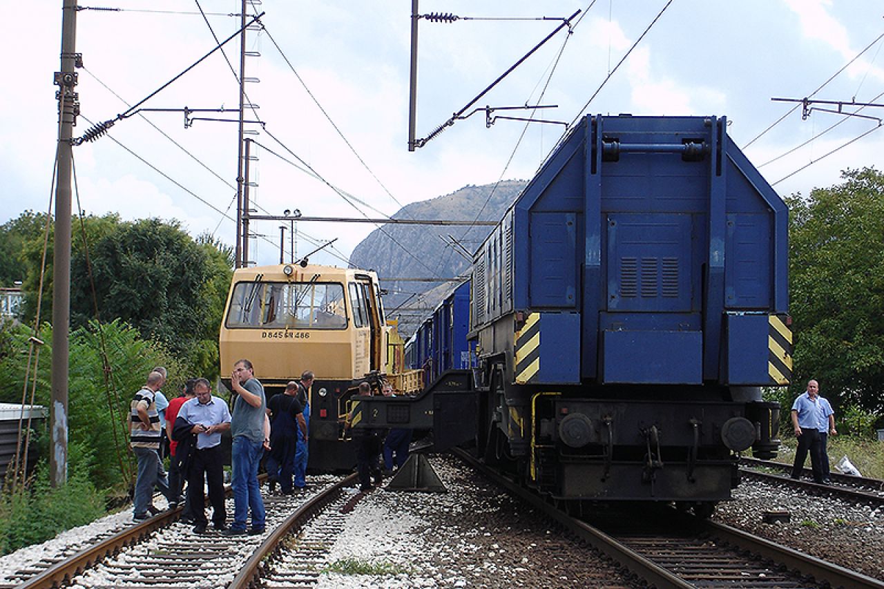 Mostar: Radni vlak izletio iz tračnica