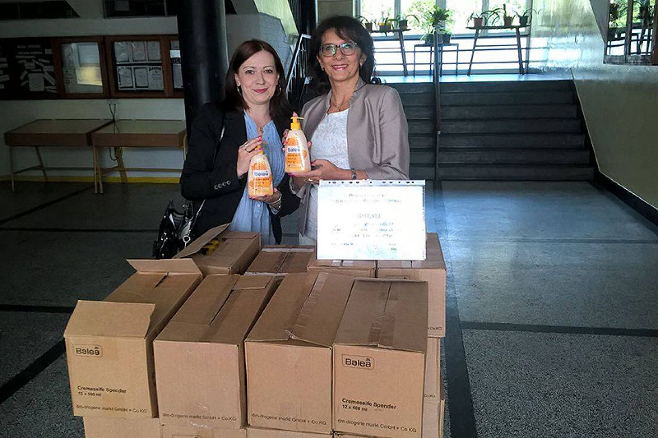 Kompanija dm donirala 705 litara tekućeg sapuna školacima u Mostaru, Foči i Visokom