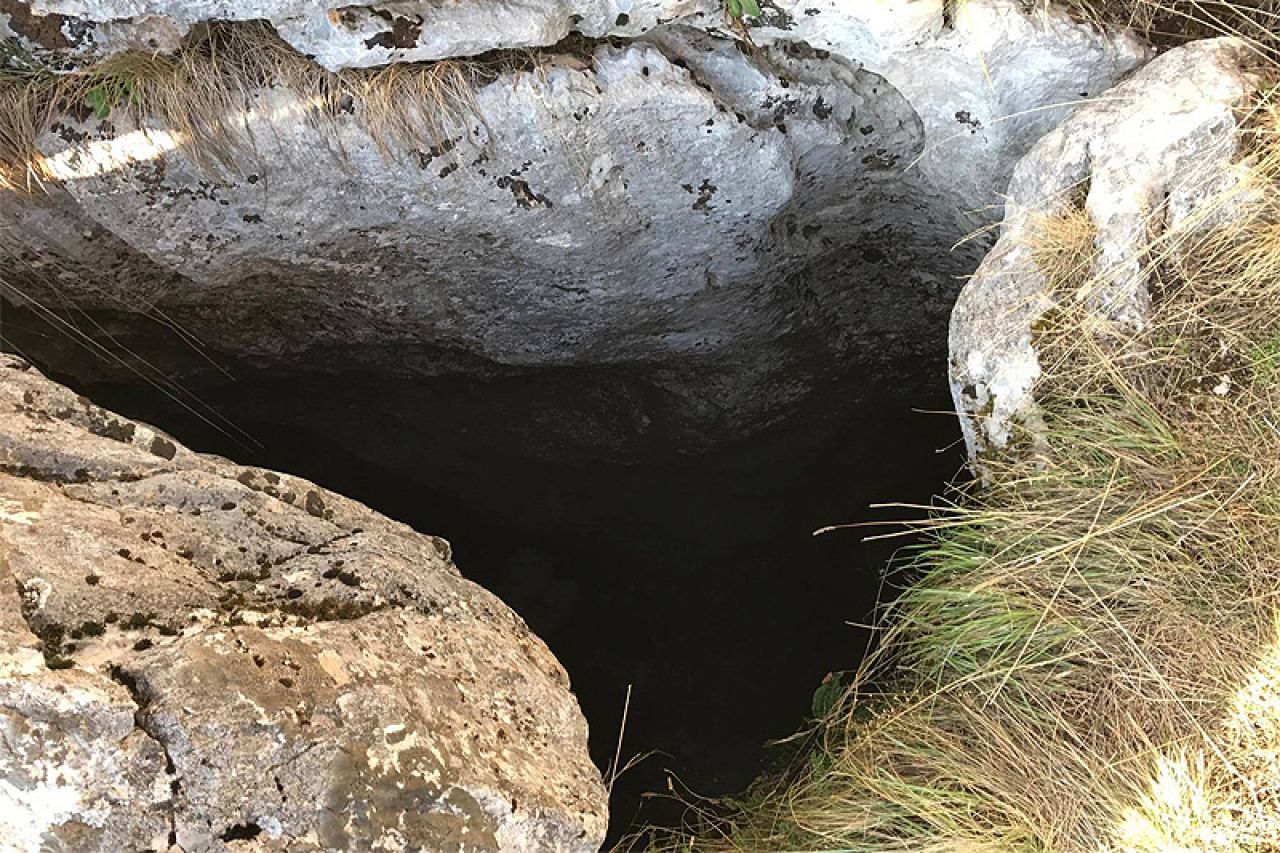 Planinari iz Tomislavgrada probijaju put do pećine Mijata Tomića