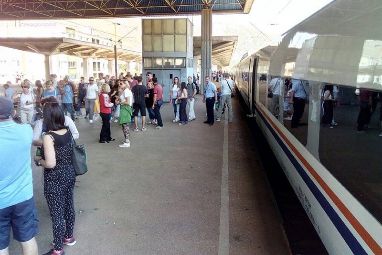 Duple kompozicije vlakova pune putnika stigle u Mostar