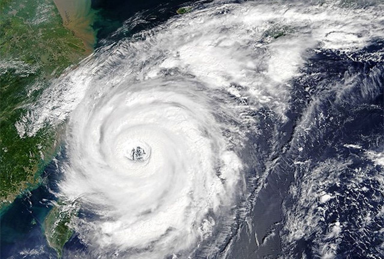 Snažan tajfun pogodio Japan, otkazani letovi, zaustavljeni vlakovi