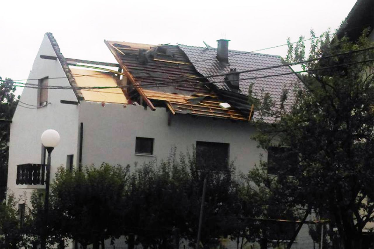 FOTO | Kupres i Tomislavgrad pogodilo jako nevrijeme: Vjetar nosio krovove