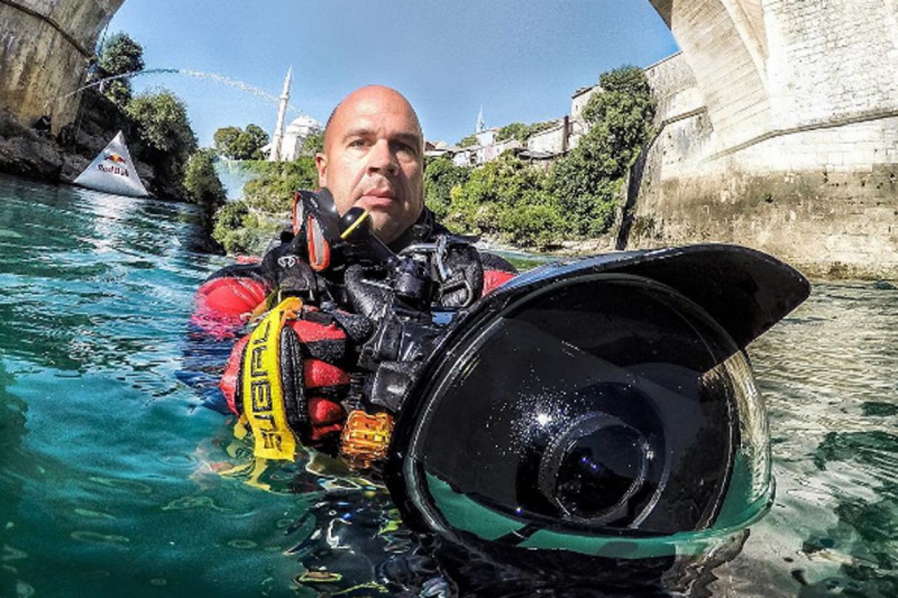Upoznajte fotografa čije su fotografije proslavile Mostar kao Cliff Diving atrakciju