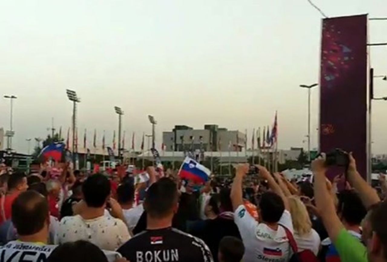 Pogledajte kako srpski i slovenski navijači zajedno provociraju Hrvate u Istanbulu