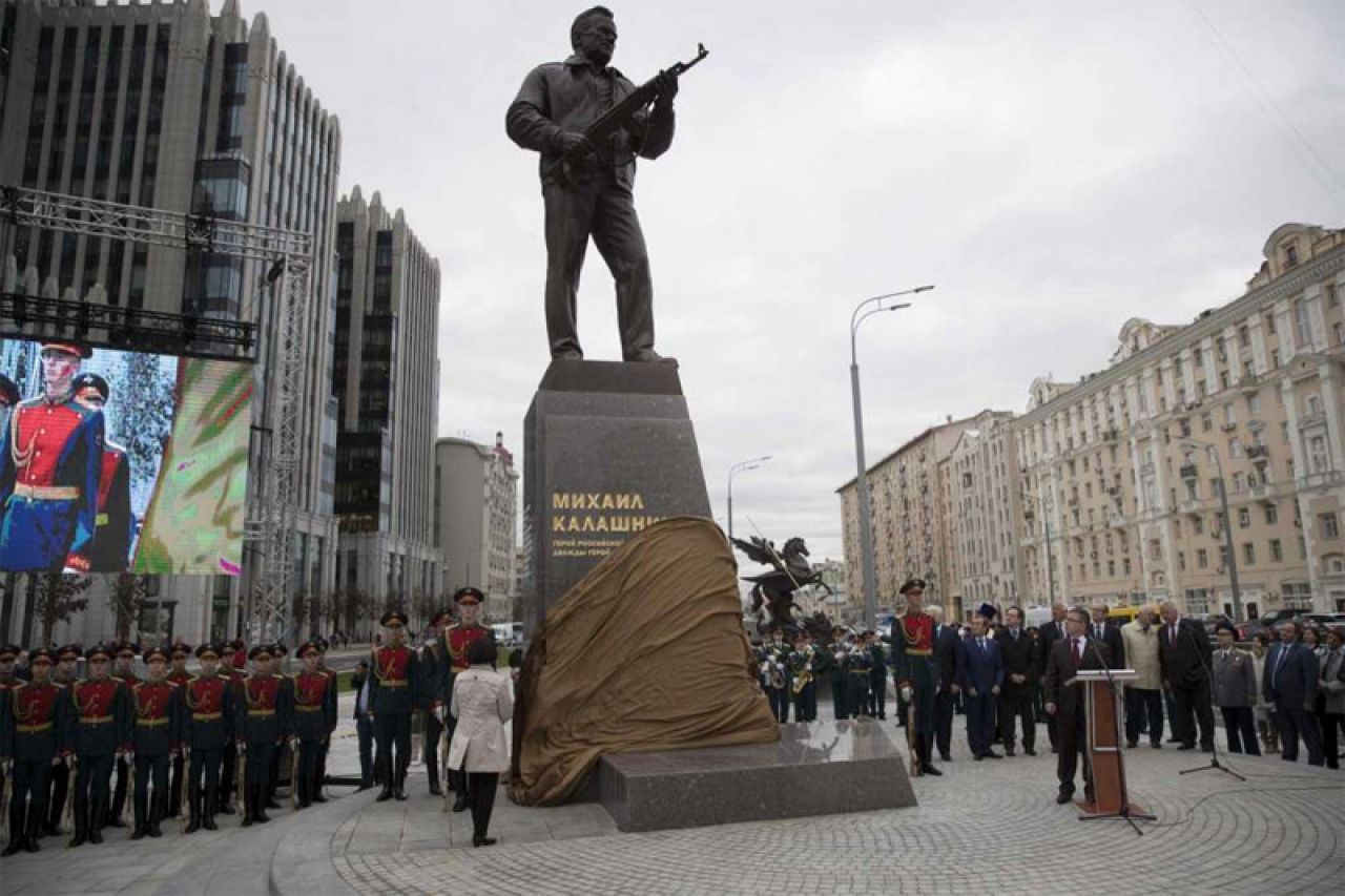 Rusi tvorcu kalašnjikova podigli spomenik visok sedam metara