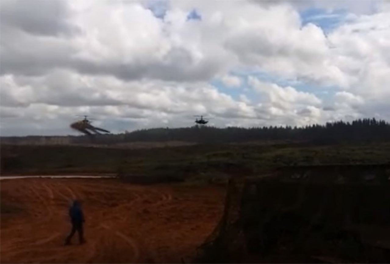 VIDEO | Ruski vojni helikopter slučajno ispucao projektil na publiku
