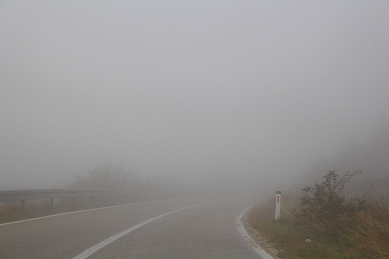 Gusta magla smanjuje vidljivost: Kolnici mokri i skliski