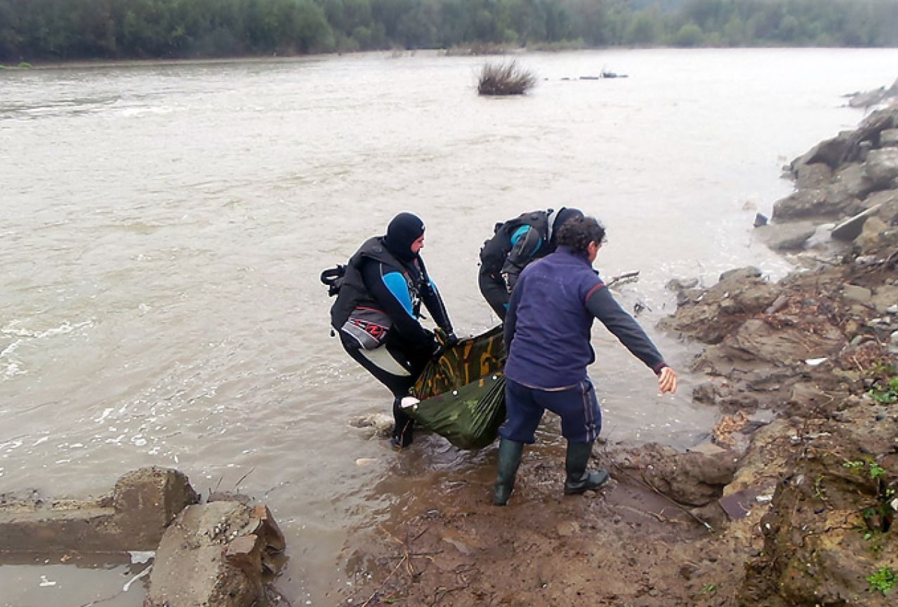 Iz rijeke Bosne izvučeno tijelo utopljenice