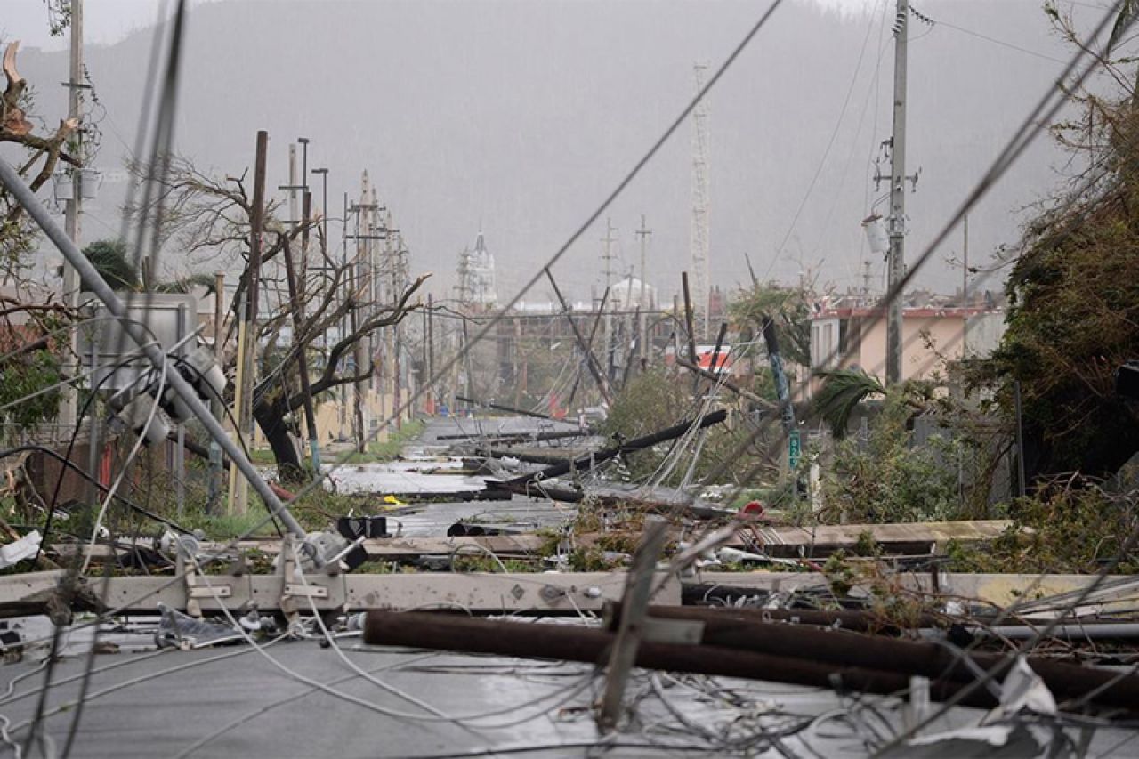 Uragan u Portoriku čupa drveće, nosi sve pred sobom