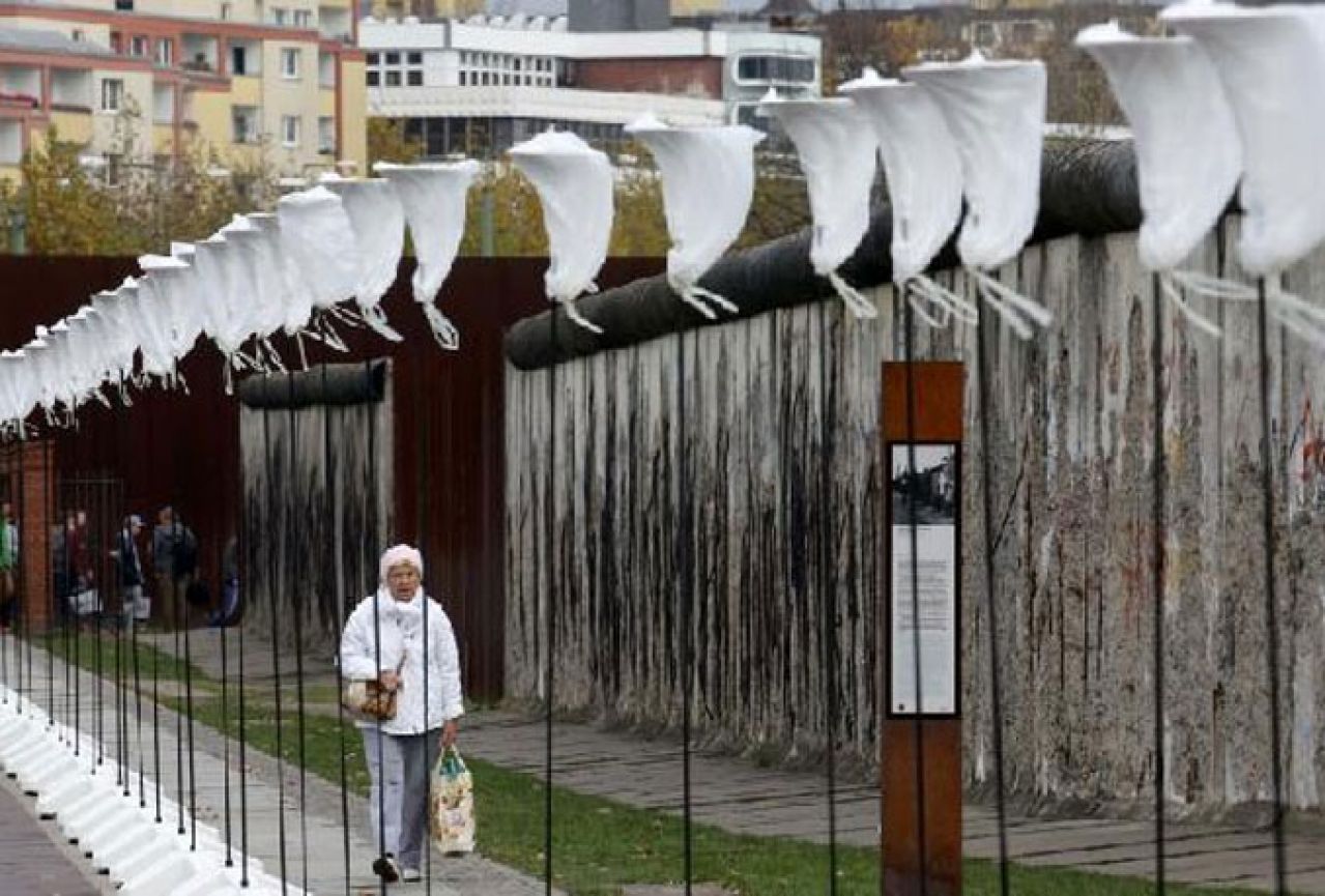Nova politika: Pivo, novi Berlinski zid i nudizam