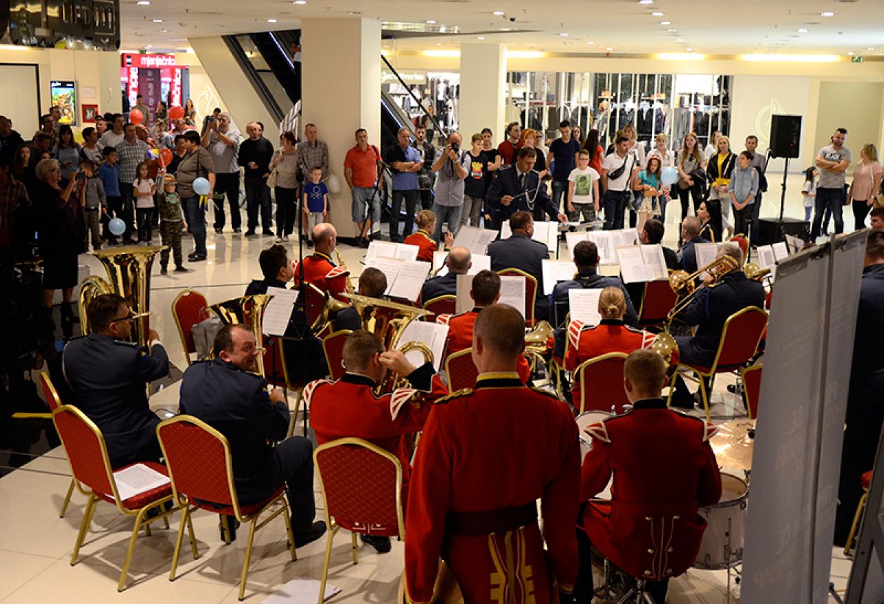 Vojni orkestri BiH i Velike Britanije u Mostaru priredili spektakularan koncert 