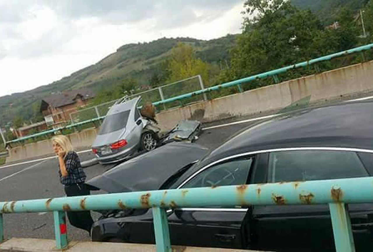 Strava na autocesti kod Ilijaša: U prepolovljenom autu poginula jedna osoba