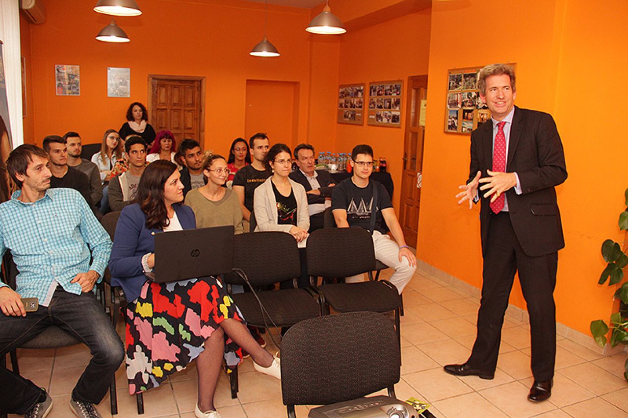 Britanski veleposlanik studentima u Mostaru predstavio chevening stipendije