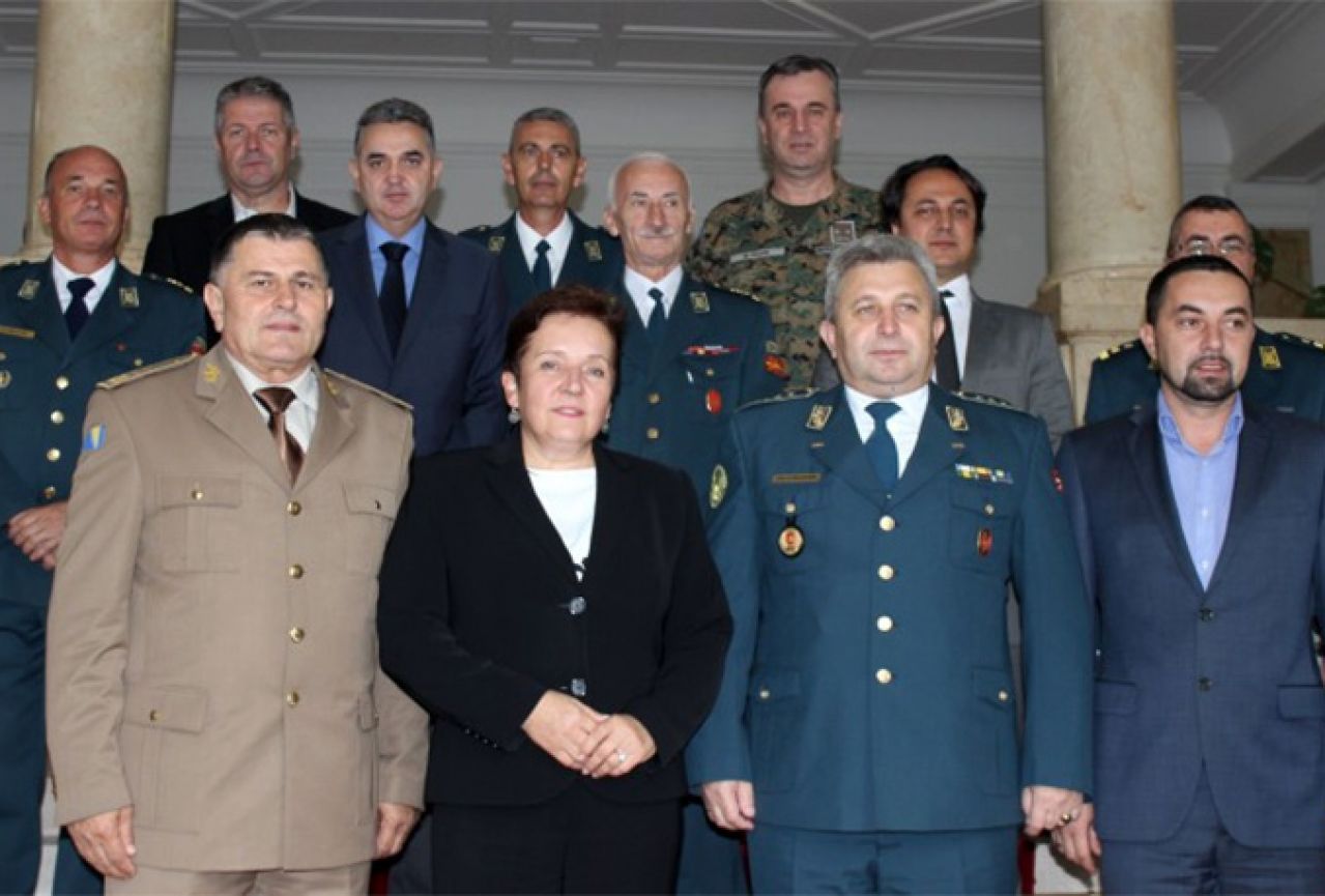 Izaslanstvo Armije Makedonije u BiH: 'Pametnom obranom' brže do NATO standarda