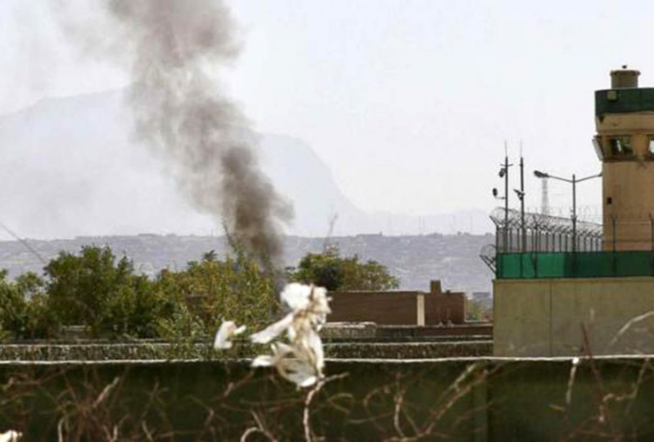 Neposredno pred dolazak ministra obrane SAD-a, napadnut aerodrom u Kabulu
