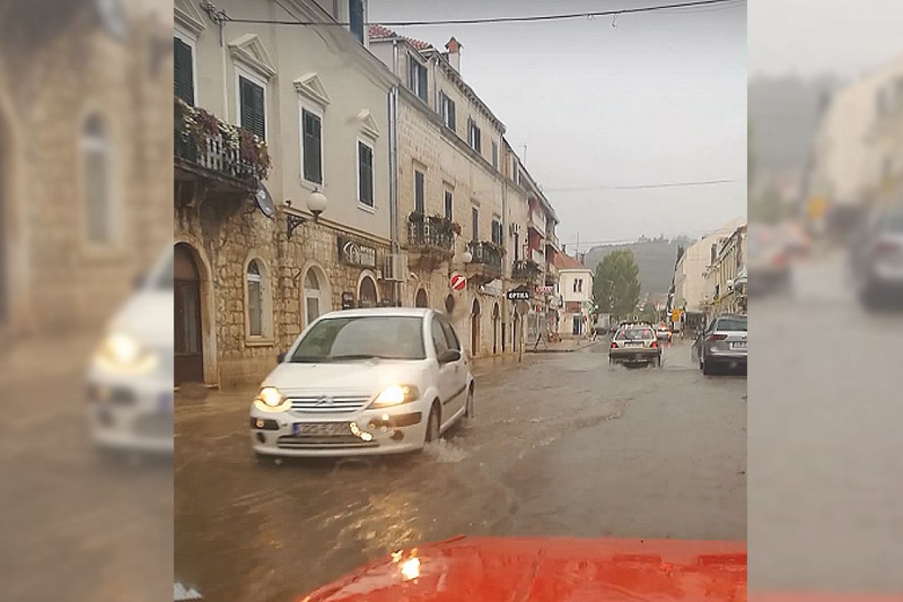 VIDEO | Potopljena friško obnovljena ulica
