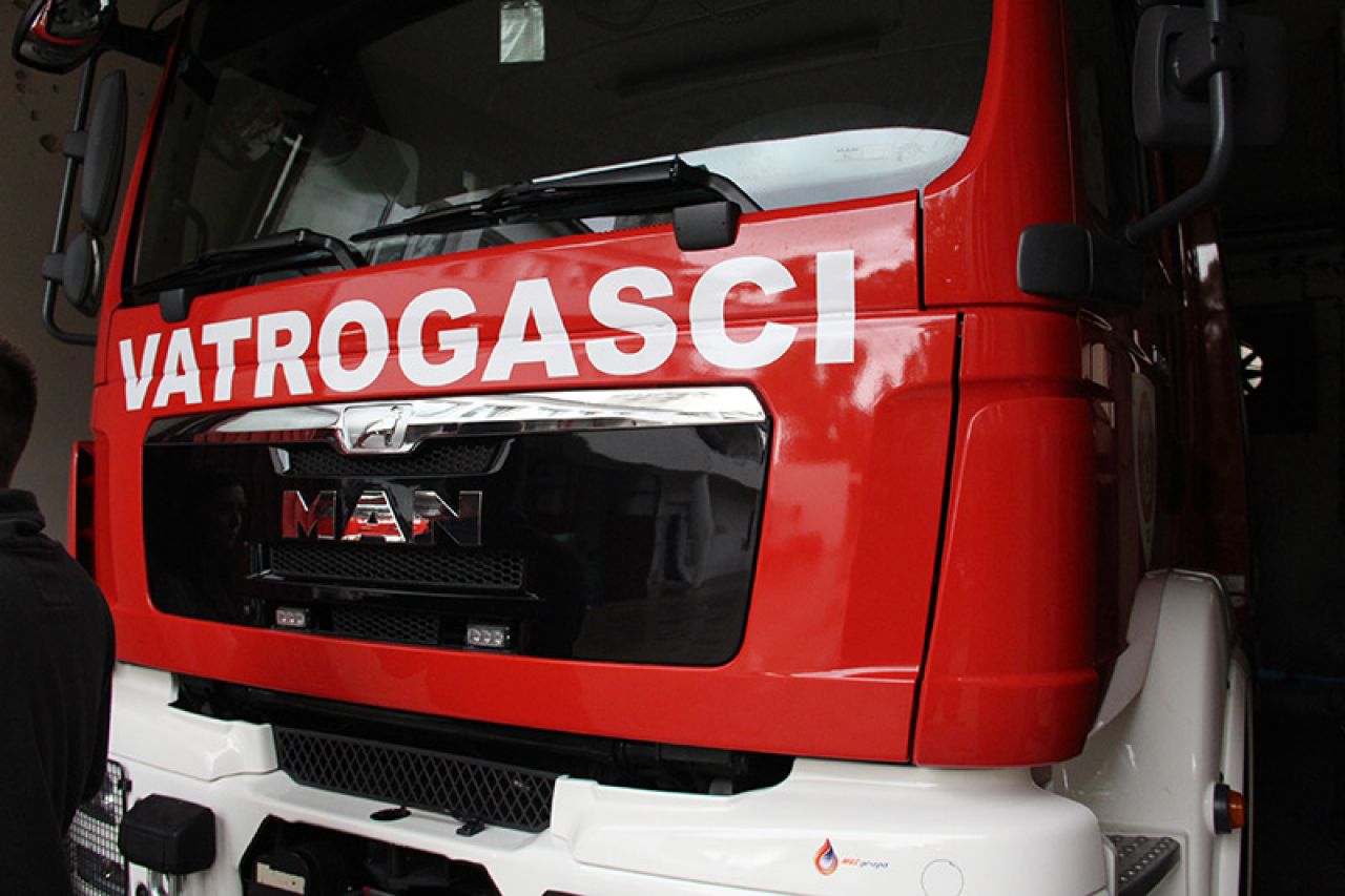 Mostar: Vatrogasci spašavali učenicu s krova škole