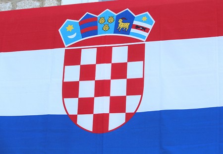 https://storage.bljesak.info/article/214770/450x310/hrvatska-zastava-grb-sahovnica.jpg
