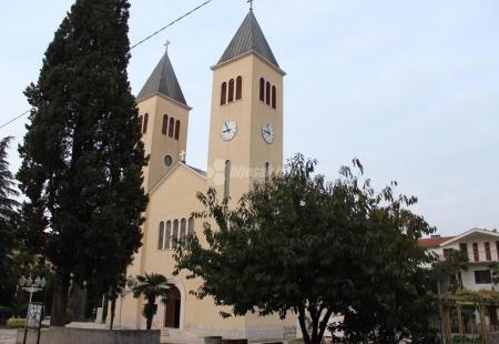 https://storage.bljesak.info/article/216298/450x310/Crkva-sv-Franje-Capljina-2.jpg