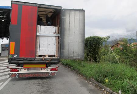 https://storage.bljesak.info/article/216440/450x310/BiH-migranti-kamion2.jpg