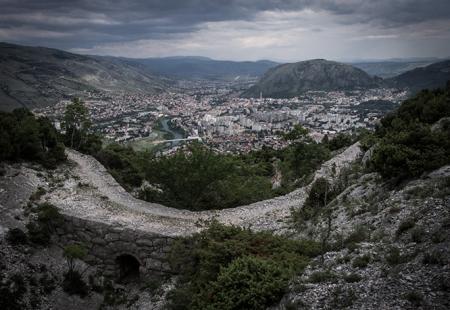 https://storage.bljesak.info/article/218013/450x310/mostar-panorama-planinica2.jpg