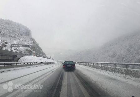 https://storage.bljesak.info/article/220570/450x310/snijeg-u-bosni.jpg