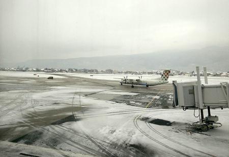 https://storage.bljesak.info/article/220677/450x310/aerodrom-sarajevo-snijeg.jpg