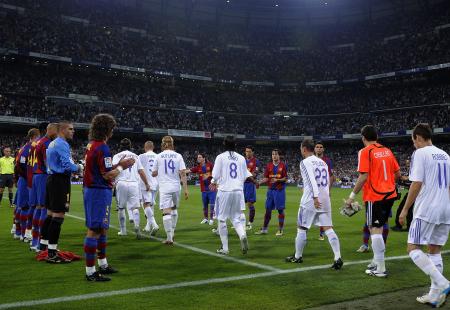 https://storage.bljesak.info/article/221885/450x310/barcelona-give-champions-real-madrid-a-guard-of-honour.jpg