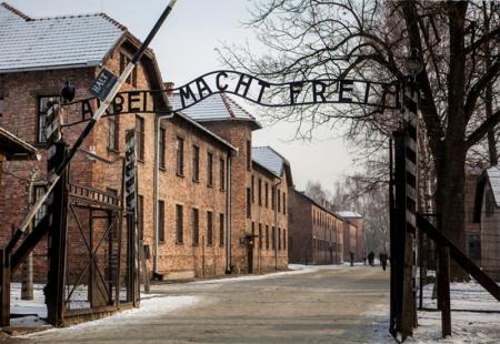 https://storage.bljesak.info/article/225424/450x310/Auschwitz-logor.jpg