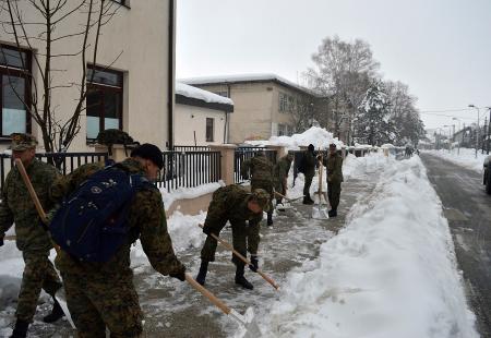https://storage.bljesak.info/article/228173/450x310/vojska-snijeg-2.jpg