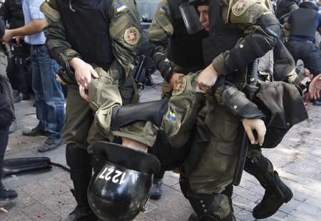 https://storage.bljesak.info/article/228837/450x310/kijev-neredi-sukobi-policija.jpg