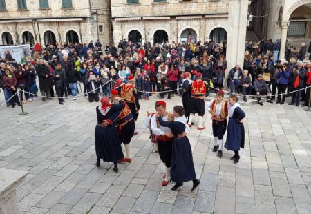 https://storage.bljesak.info/article/230883/450x310/Dubrovnik-festa-od-kamenica.jpg