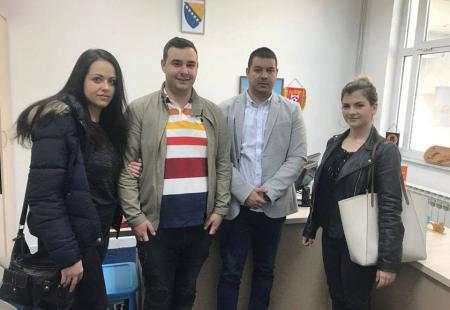 https://storage.bljesak.info/article/231950/450x310/Studenti-Ekonomskog-fakulteta-u-Mostaru-sa-predsjednikom-kluba.jpg