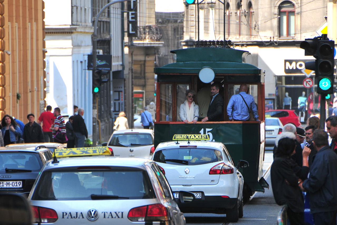 Sarajlije uživale u vožnji replikom prvog električnog tramvaja 