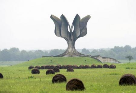 https://storage.bljesak.info/article/235914/450x310/jasenovac-spomenik.jpg