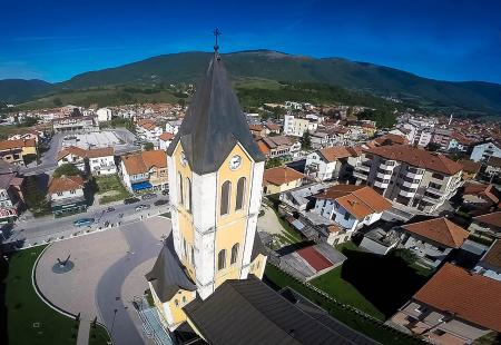 https://storage.bljesak.info/article/236892/450x310/uskoplje-crkva.jpg