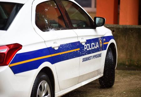 https://storage.bljesak.info/article/239917/450x310/hrvatska-policija-auto.jpg