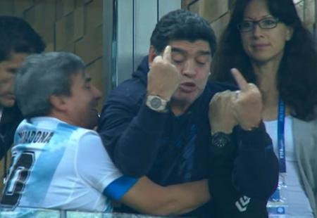 https://storage.bljesak.info/article/240351/450x310/Maradona-srednji-prst.jpg