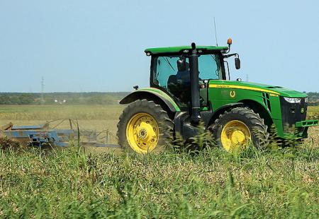 https://storage.bljesak.info/article/241051/450x310/traktor-poljoprivreda-polje.jpg